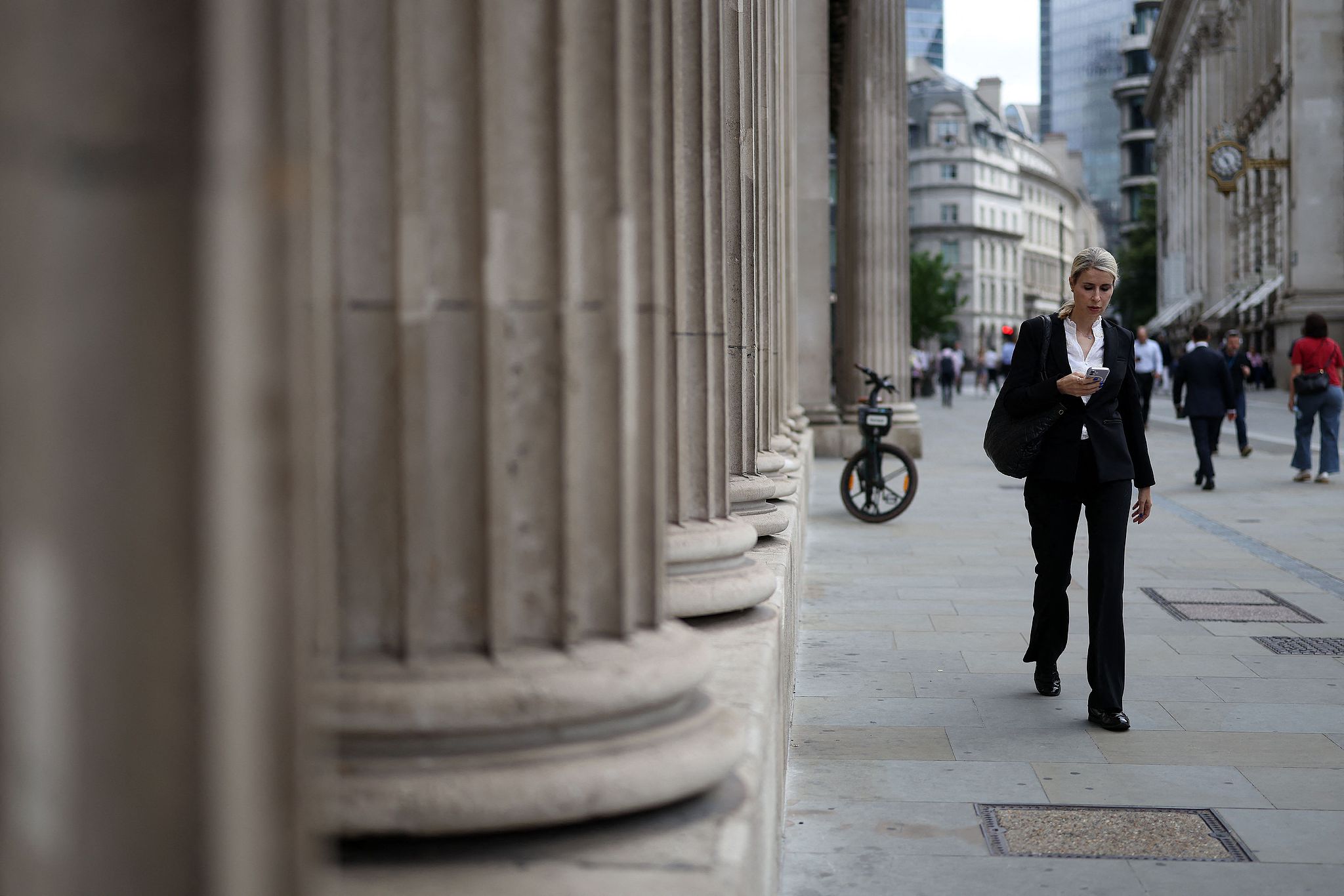 Des piétons passent devant la Banque d'Angleterre dans la City de Londres, au Royaume-Uni, le 18 juin 2026. /AFP