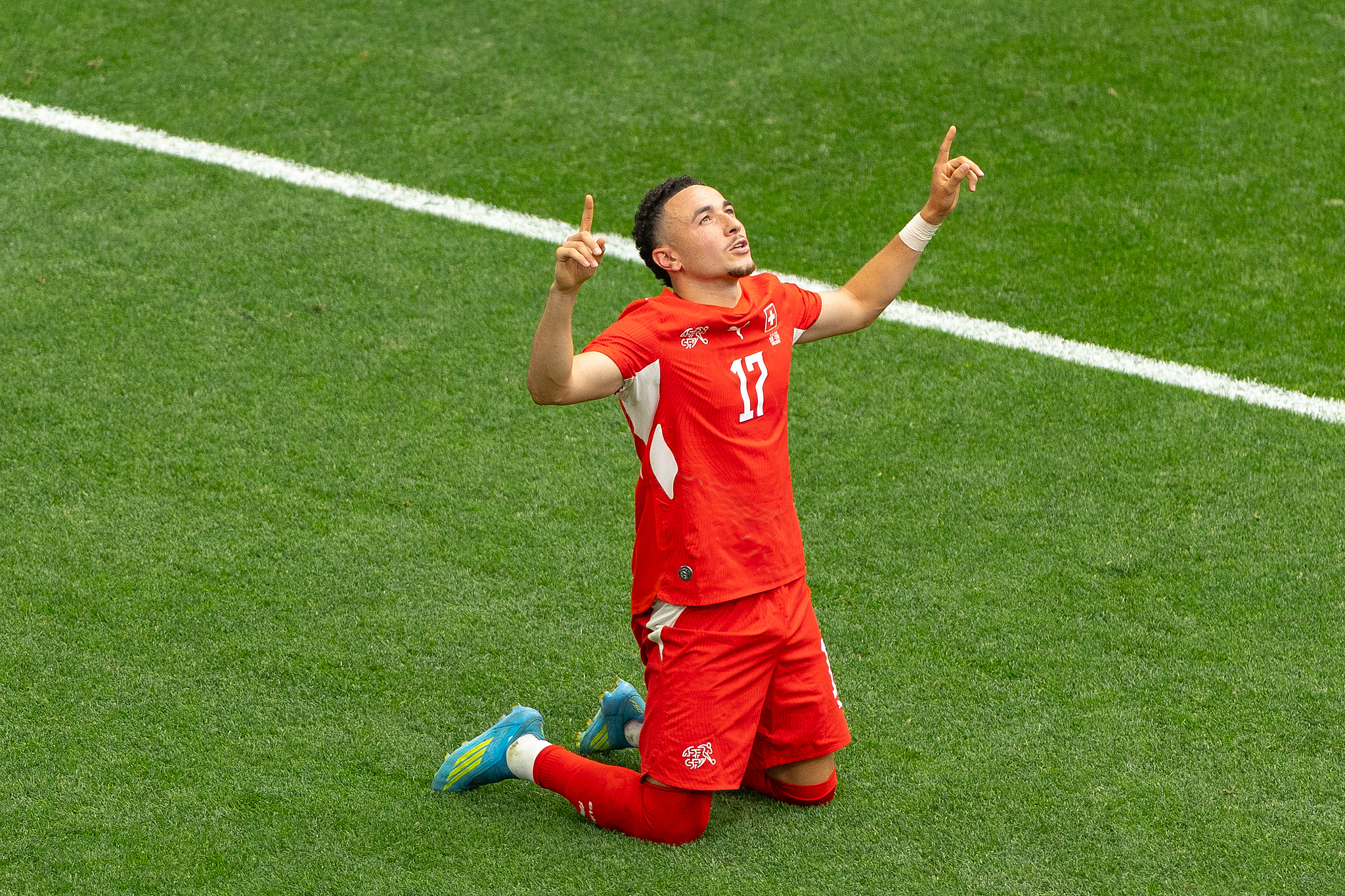 L'ailier suisse Ruben Vargas (#17) célèbre après avoir marqué un but contre le Canada lors d'un match du groupe B lors de la Coupe du Monde FIFA 2026 à Vancouver, Canada, le 24 juin 2026. /VCG