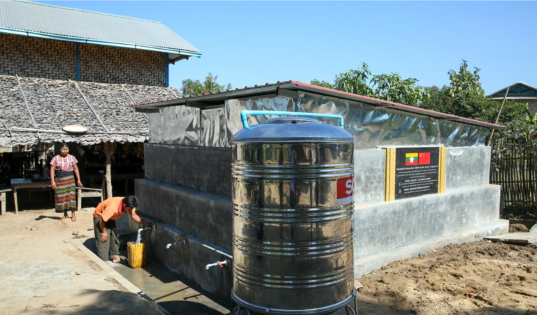 Un villageois récupère l'eau d'un réservoir de stockage d'eau avec l'aide du Fonds spécial de Coopération Lancang-Mékong (LMC), dans le village d'Aung Thar, canton de Lewe, à Nay Pyi Taw, au Myanmar, le 27 décembre 2024. /Xinhua