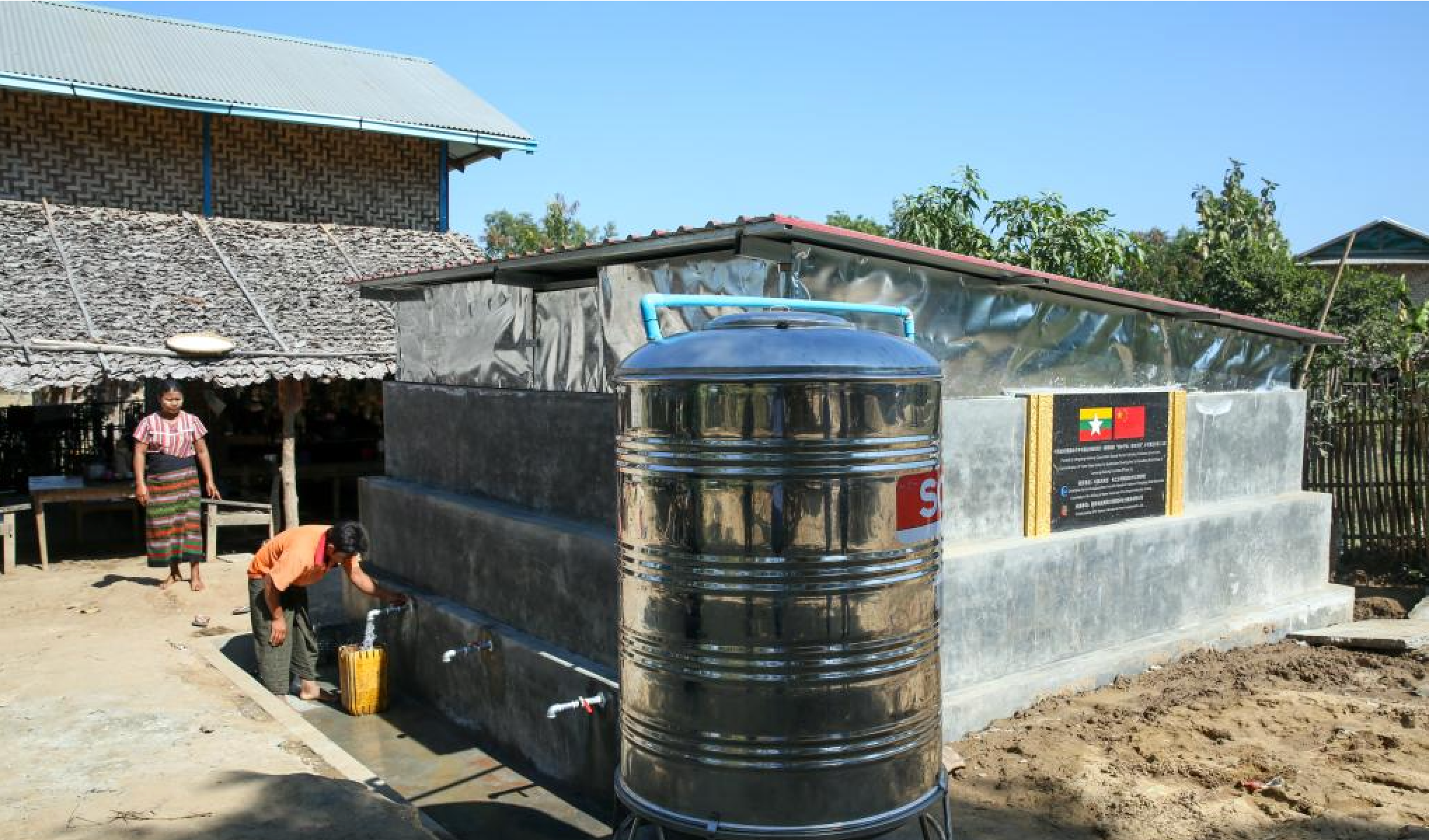 Un villageois récupère l'eau d'un réservoir de stockage d'eau avec l'aide du Fonds spécial de Coopération Lancang-Mékong (LMC), dans le village d'Aung Thar, canton de Lewe, à Nay Pyi Taw, au Myanmar, le 27 décembre 2024. /Xinhua