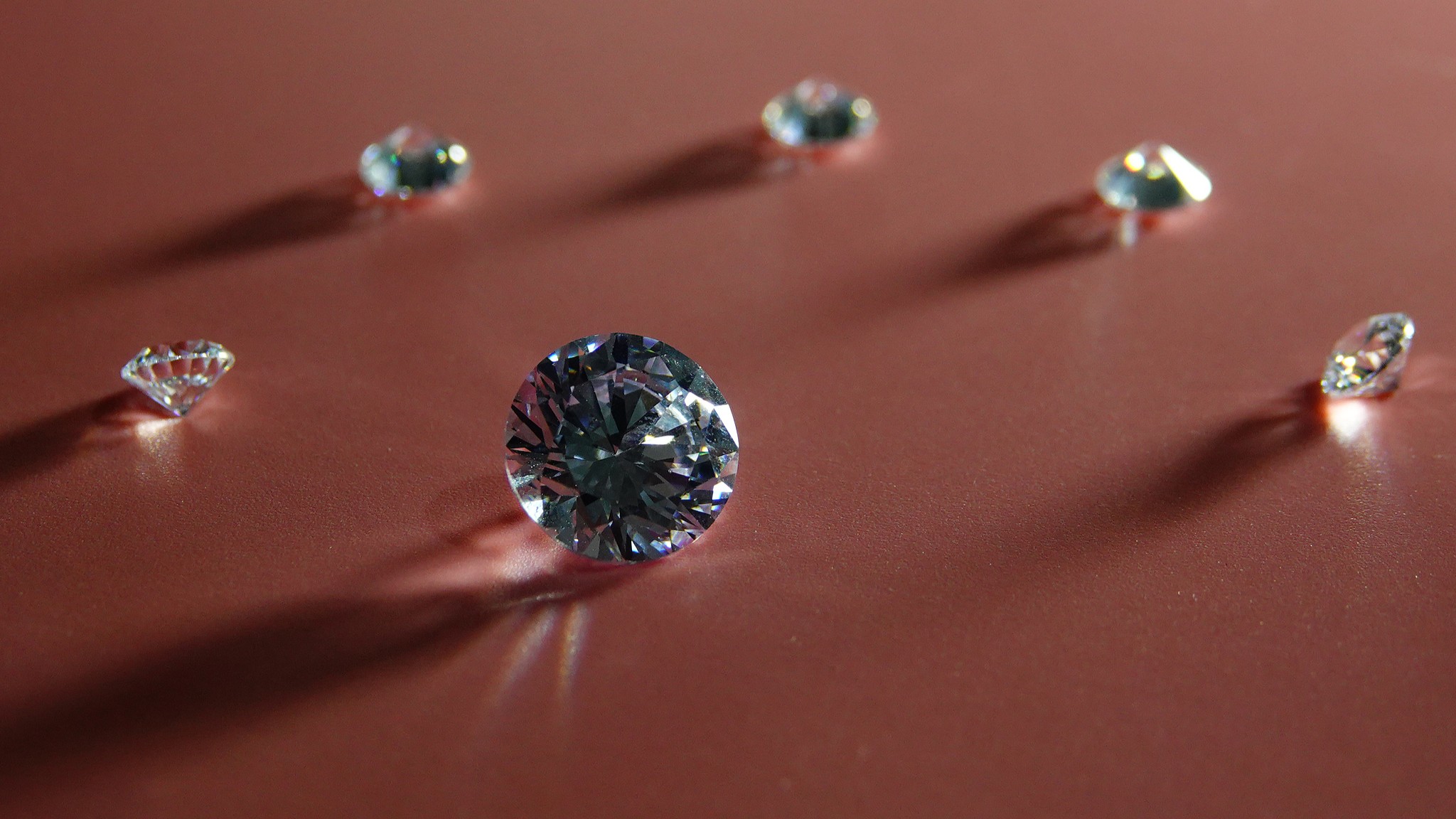 Des diamants cultivés en laboratoire sont exposés, dans la ville de Yichang, province du Hubei (centre de la Chine), le 10 décembre 2025. /VCG