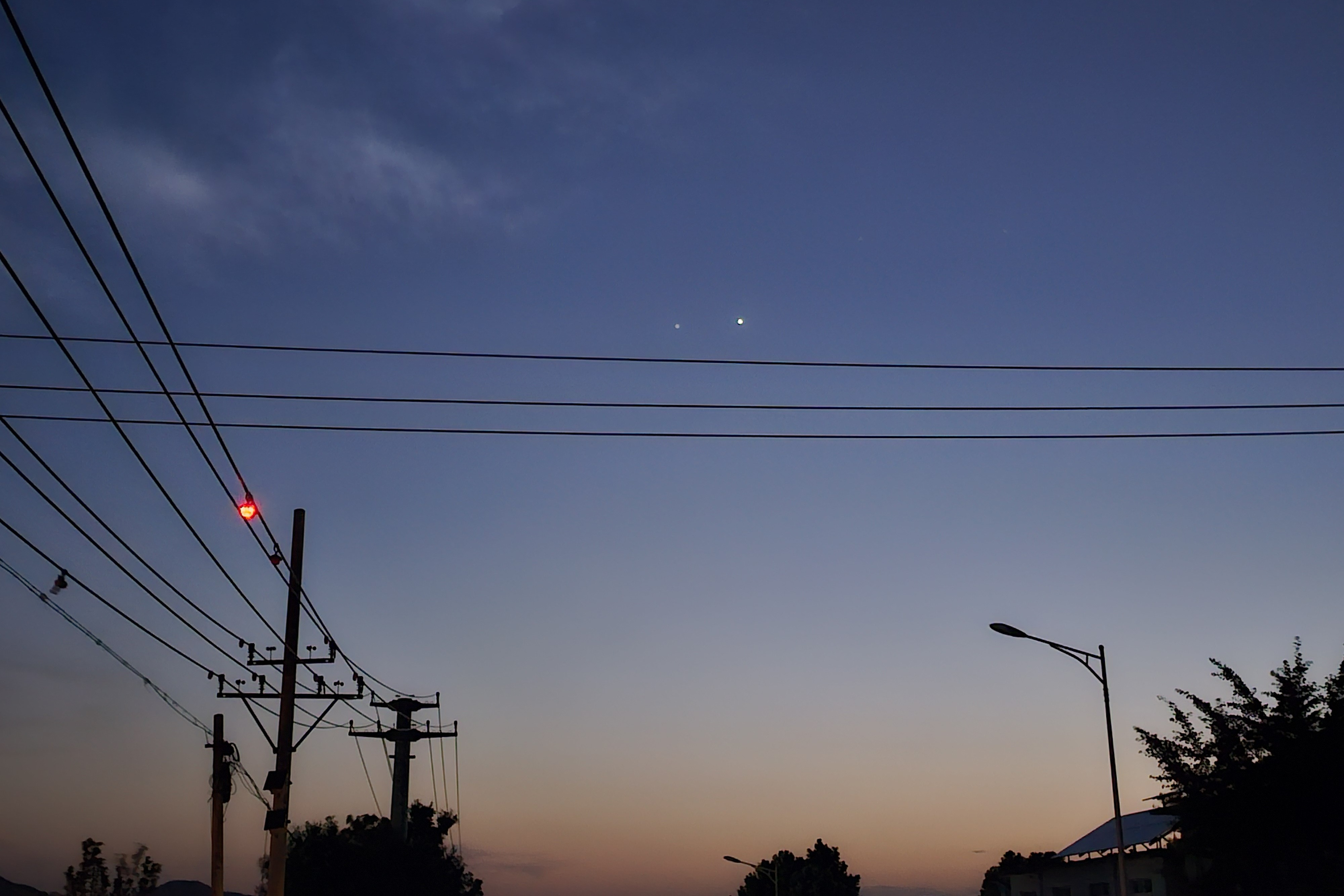 Vénus et Jupiter apparaissent rapprochés dans le ciel occidental après le coucher du soleil à Jinan, dans la province du Shandong (est de la Chine), le 8 juin 2026. Les deux planètes peuvent servir de points de référence pour localiser Mercure. /VCG