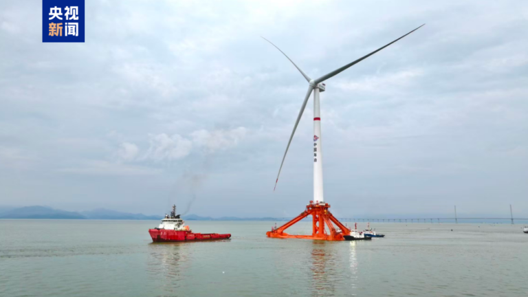 La première plate-forme éolienne offshore flottante TLP au monde part de Zhuhai, dans la province du Guangdong (sud de la Chine), le 28 juin 2026. /CMG