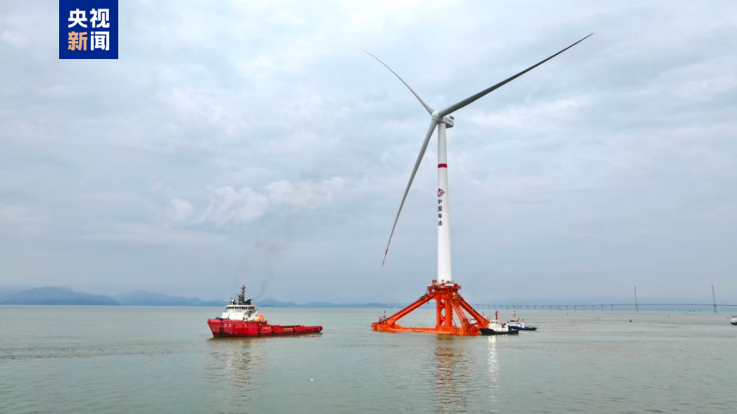 La première plate-forme éolienne offshore flottante TLP au monde part de Zhuhai, dans la province du Guangdong (sud de la Chine), le 28 juin 2026. /CMG