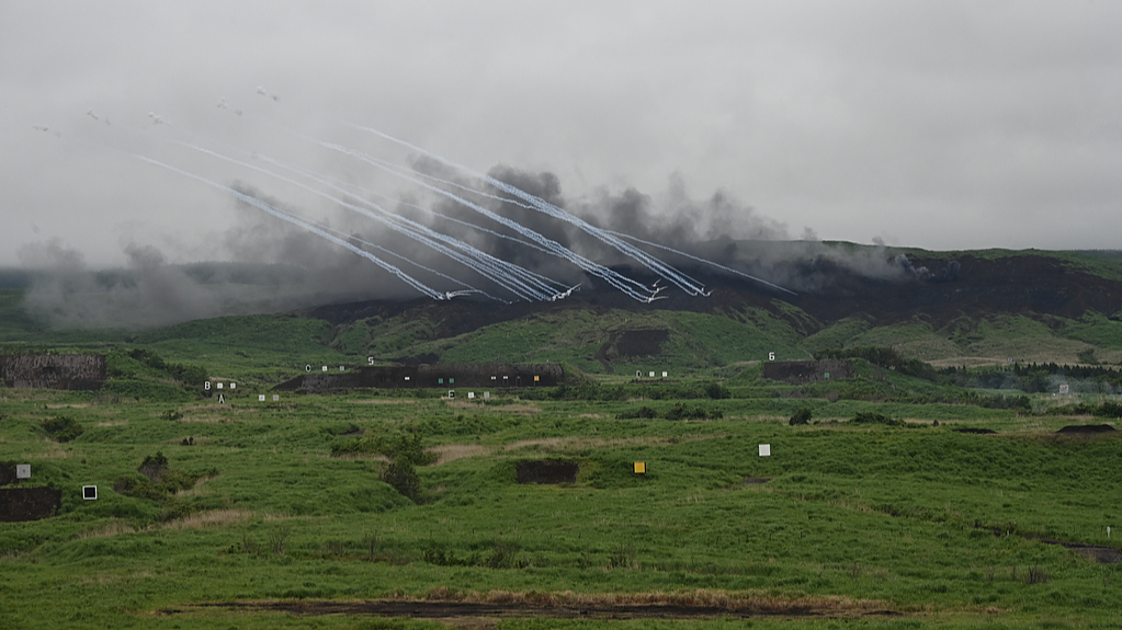Les soldats des Forces terrestres d'autodéfense japonaises (JGSDF) participent à un exercice de tir réel sur les terrains d'entraînement de la JGSDF dans la zone de manœuvre de l'Est du Fuji à Gotemba, au Japon, le 7 juin 2026. /VCG