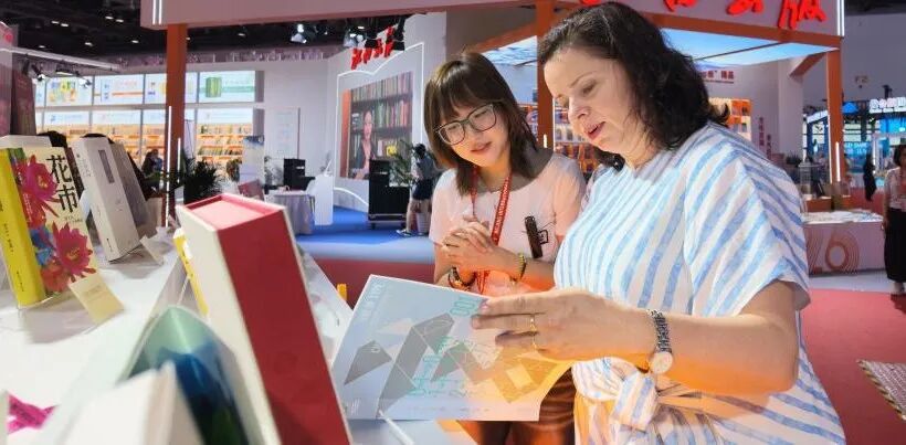 Un visiteur international parcourt le stand du Hebei Publishing & Media Group lors d'un salon du livre en cours à Pékin. /Photo fournie à CGTN