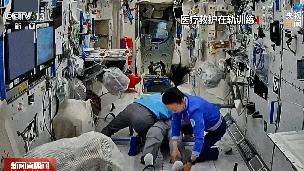 L'équipage chinois du Shenzhou-23 effectue sa première formation médicale d'urgence depuis son entrée dans la station spatiale. /CMG