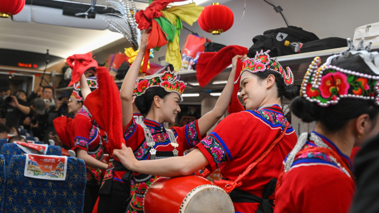 Un spectacle de chants et de danses à bord du train de voyageurs du chemin de fer Chine-Laos pendant le Nouvel An chinois, le 4 février 2026. /CFP