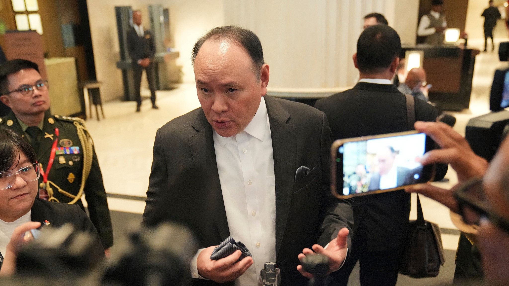 Le secrétaire philippin à la Défense, Gilberto Teodoro, s'adresse aux médias alors qu'il assiste au dialogue Shangri-La à Singapour, le 29 mai 2026. /AP