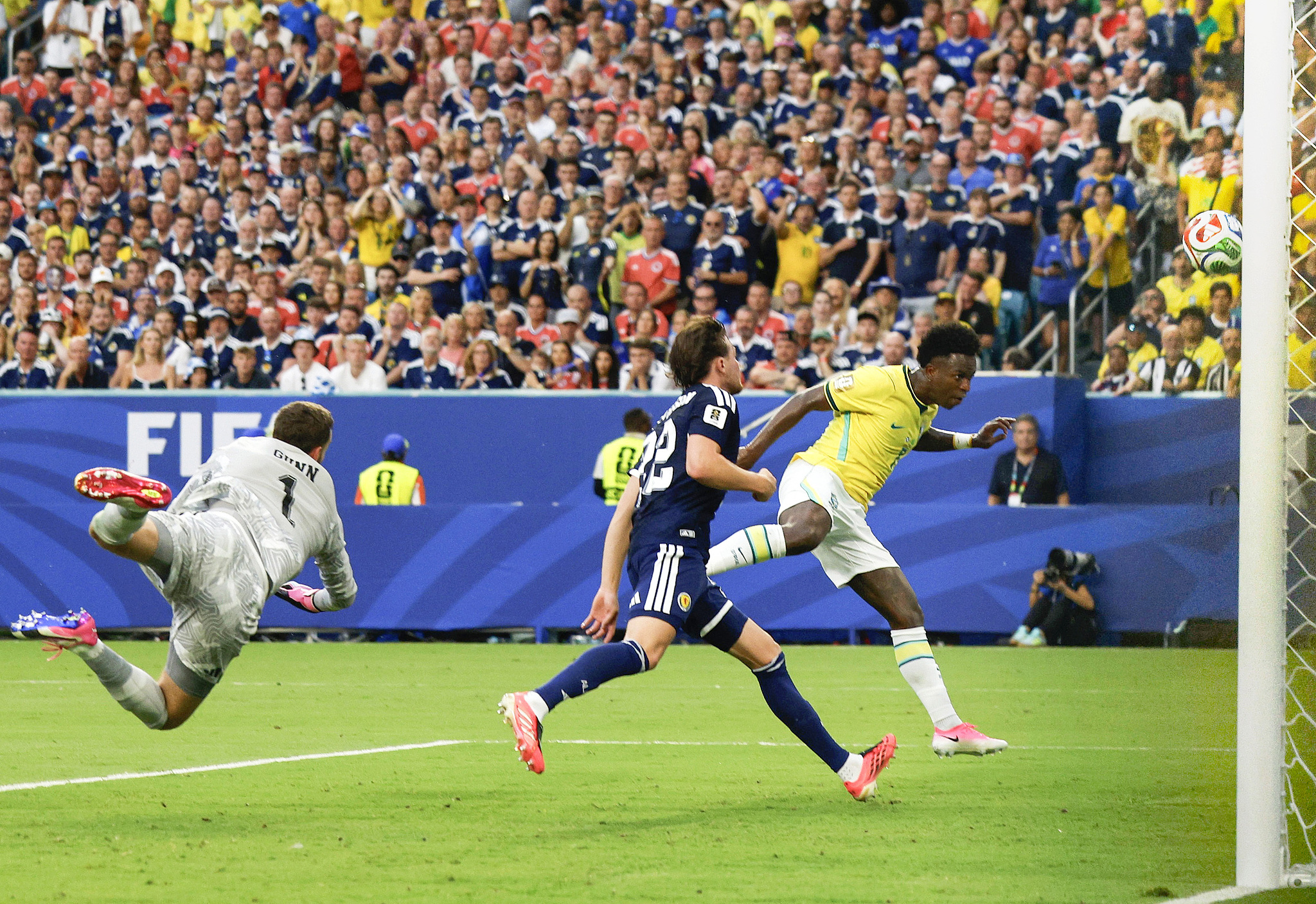 L'attaquant brésilien Vinicius Junior (à droite) marque un but contre l'Écosse lors d'un match du groupe C lors de la Coupe du monde de la FIFA 2026 à Miami Gardens, en Floride, le 24 juin 2026. /VCG