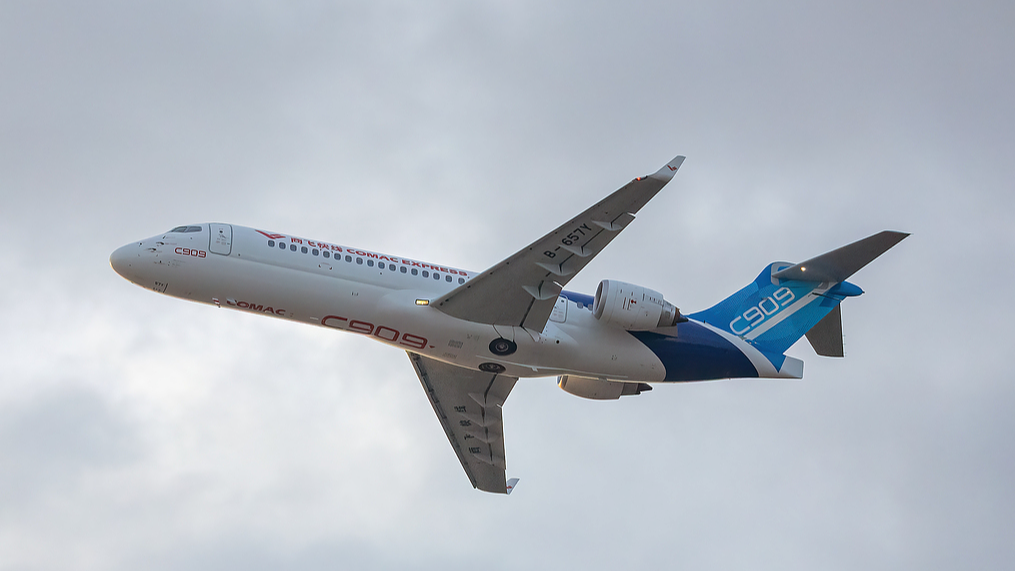 Un avion C909 se produit lors du salon aéronautique de Zhuhai, dans la province du Guangdong (sud de la Chine), le 11 novembre 2024. /VCG