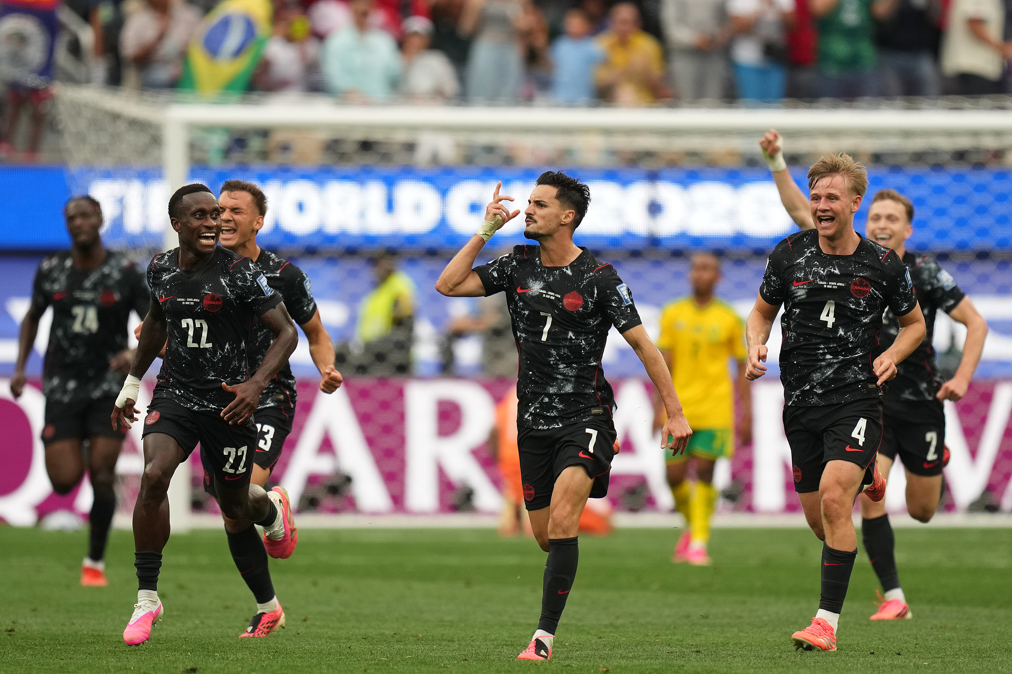 Stephen Eustaquio (#7) célèbre après avoir marqué le premier but du Canada contre l'Afrique du Sud lors d'un match de 32e de finale de la Coupe du Monde de la FIFA à Inglewood, Los Angeles, Californie, le 28 juin 2026. /VCG