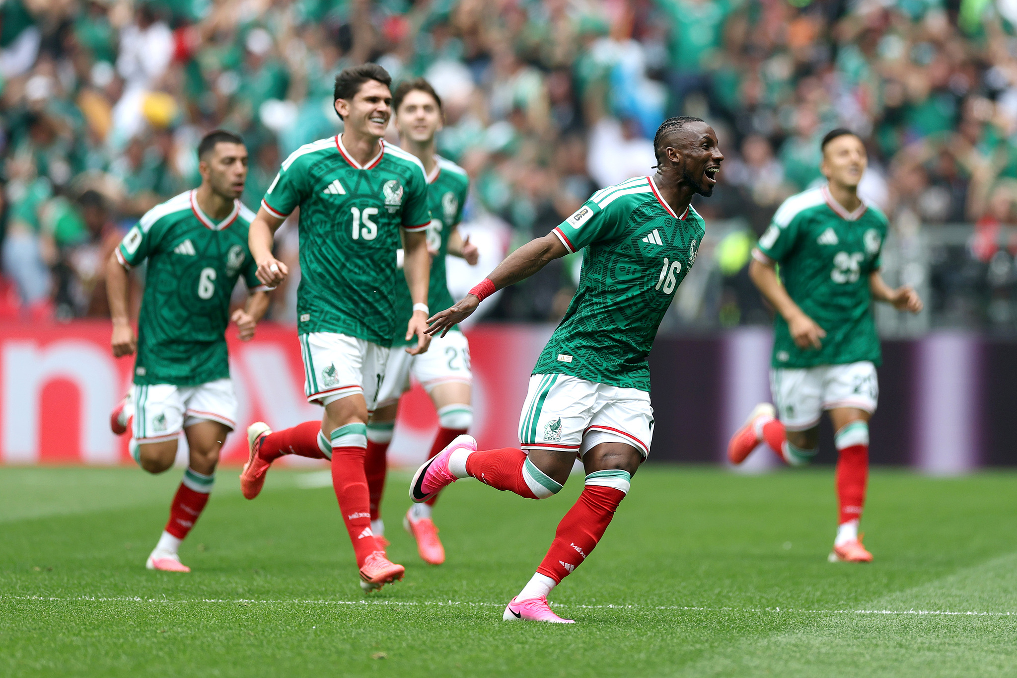 Les joueurs mexicains célèbrent leur premier but lors du match du groupe A de la Coupe du monde entre le Mexique et l'Afrique du Sud au stade de Mexico, au Mexique, le 11 juin 2026. /VCG
