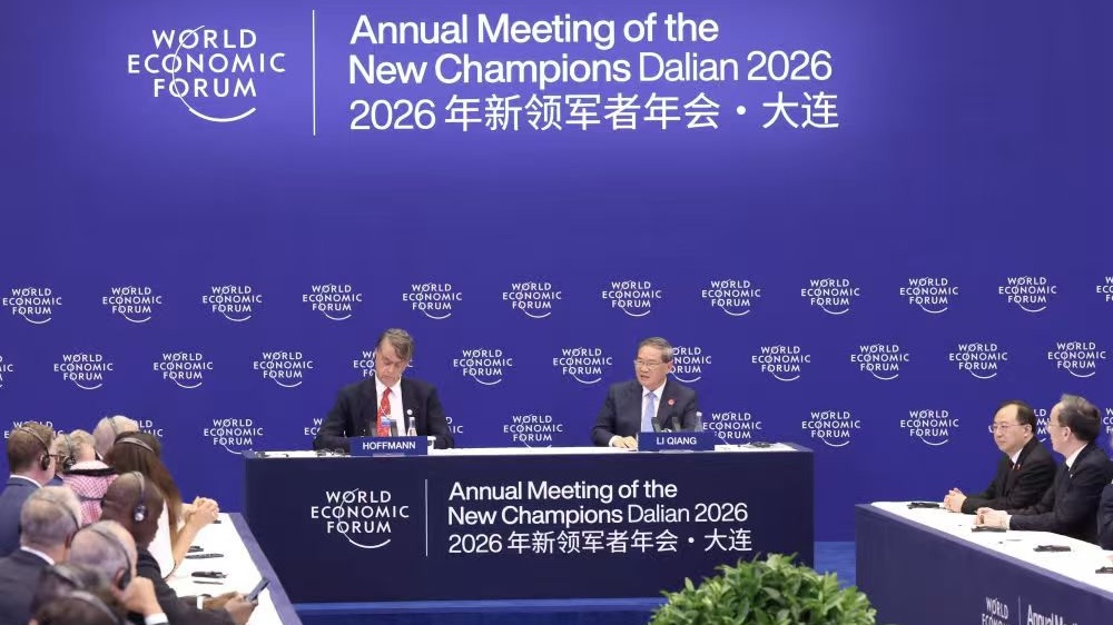 Le Premier ministre chinois Li Qiang assiste à un symposium pour les représentants du monde des affaires internationaux lors de la 17e réunion annuelle des nouveaux champions, également connue sous le nom de Davos d'été, dans la ville de Dalian, dans la province du Liaoning (nord-est de la Chine), le 24 juin 2026. / Xinhua