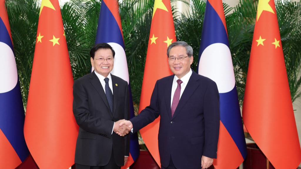 Le Premier ministre chinois Li Qiang rencontre le secrétaire général du Comité central du Parti révolutionnaire populaire lao et le président laotien Thongloun Sisoulith au Grand Palais du Peuple à Pékin, en Chine, le 5 juin 2026. /Xinhua