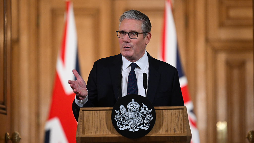 Keir Starmer, Premier ministre britannique, lors d'une conférence de presse annonçant l'interdiction pour les jeunes adolescents d'utiliser les réseaux sociaux, à Downing Street à Londres, Royaume-Uni, le 15 juin 2026. /VCG