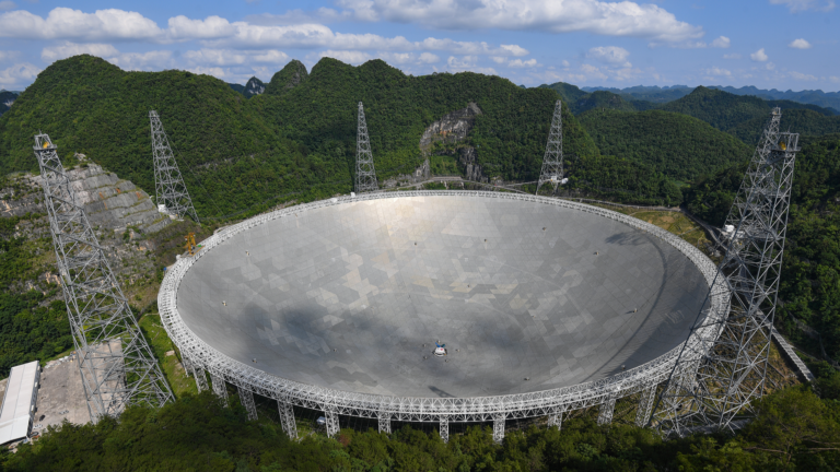 Le radiotélescope sphérique à ouverture de cinq cents mètres, Pingtang, Guizhou, sud-ouest de la Chine, 6 juin 2026. /VCG