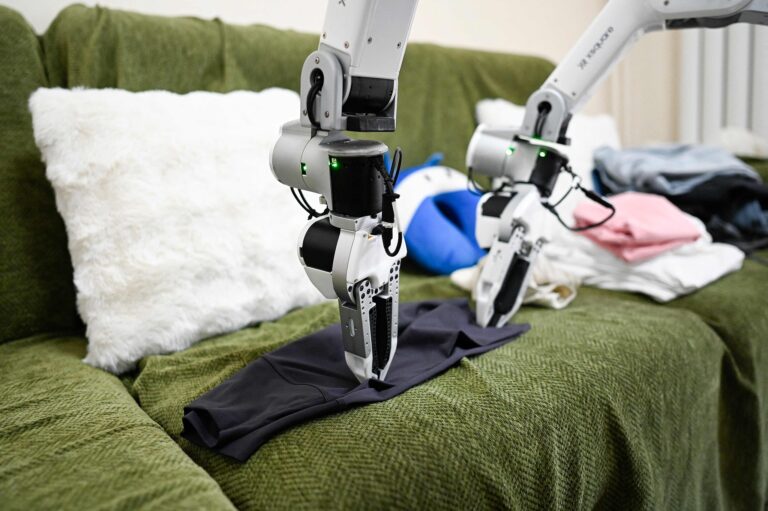 X Square Robot plie des vêtements chez un client à Pékin, en Chine, le 21 mai 2026. /VCG