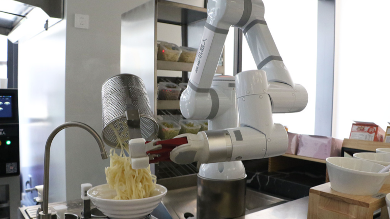 Un robot prépare des nouilles pour les clients du Wensan Digital Life Block à Hangzhou, province du Zhejiang, Chine orientale, le 1er mai 2026. /VCG