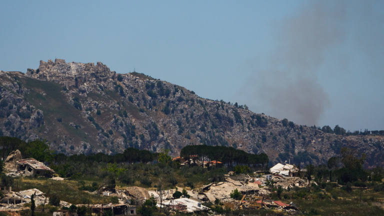 De la fumée s'élève près du château de Beaufort, dans le sud du Liban, vue depuis le nord d'Israël, le 4 juin 2026. /VCG