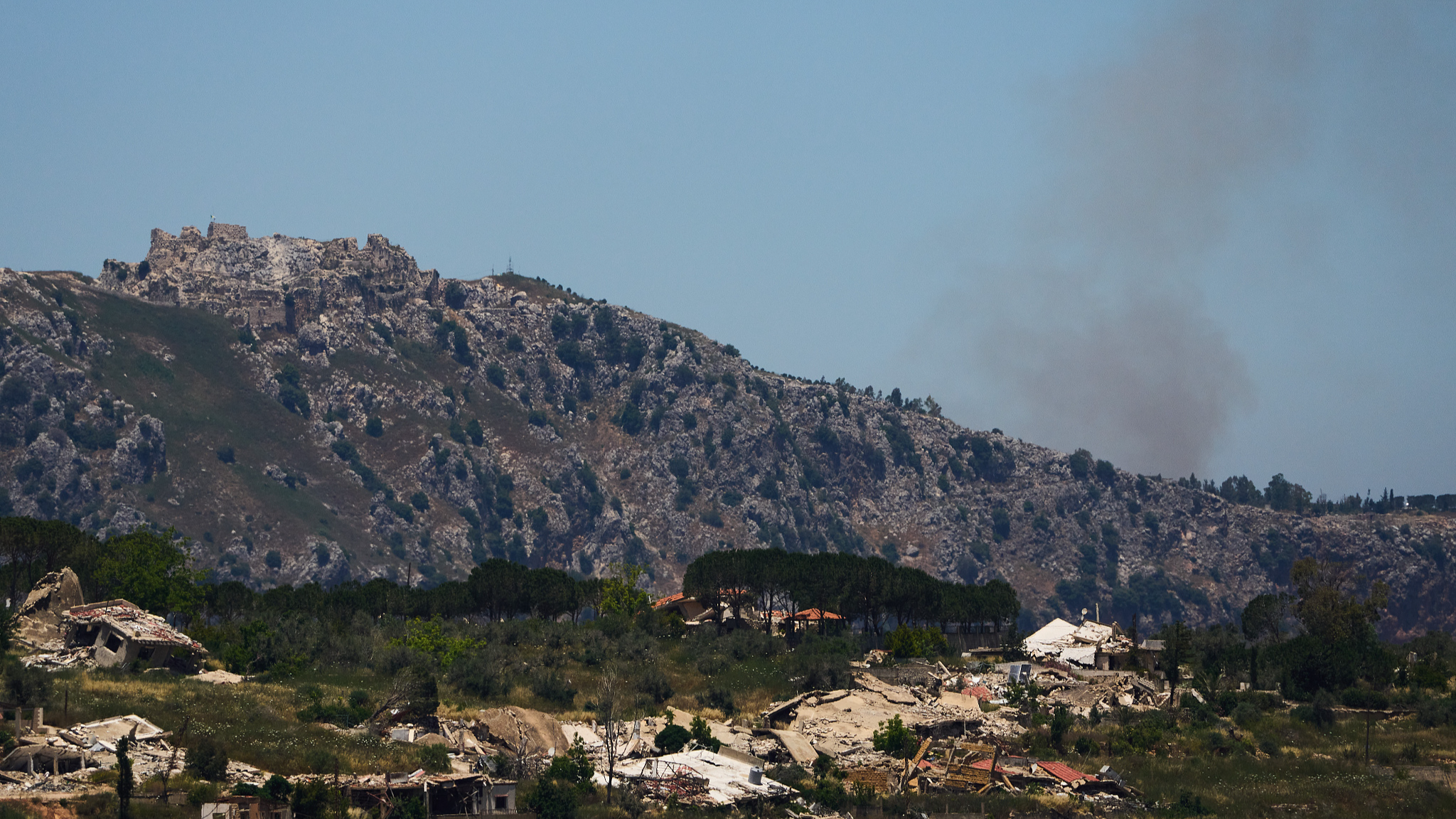 De la fumée s'élève près du château de Beaufort, dans le sud du Liban, vue depuis le nord d'Israël, le 4 juin 2026. /VCG