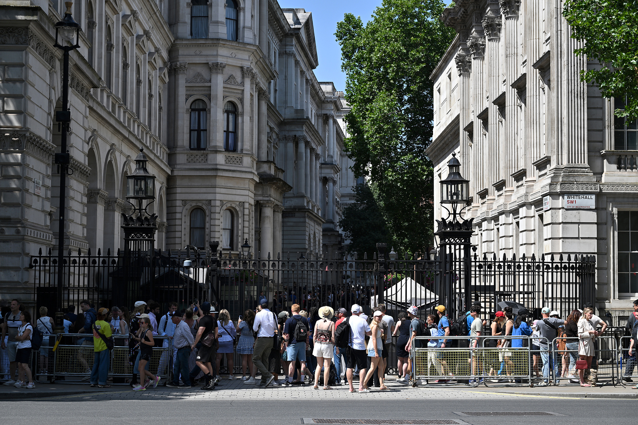 Des gens se rassemblent devant Downing Street après que le Premier ministre britannique Sir Keir Starmer a annoncé sa démission à Londres, le 22 juin 2026. /CFP