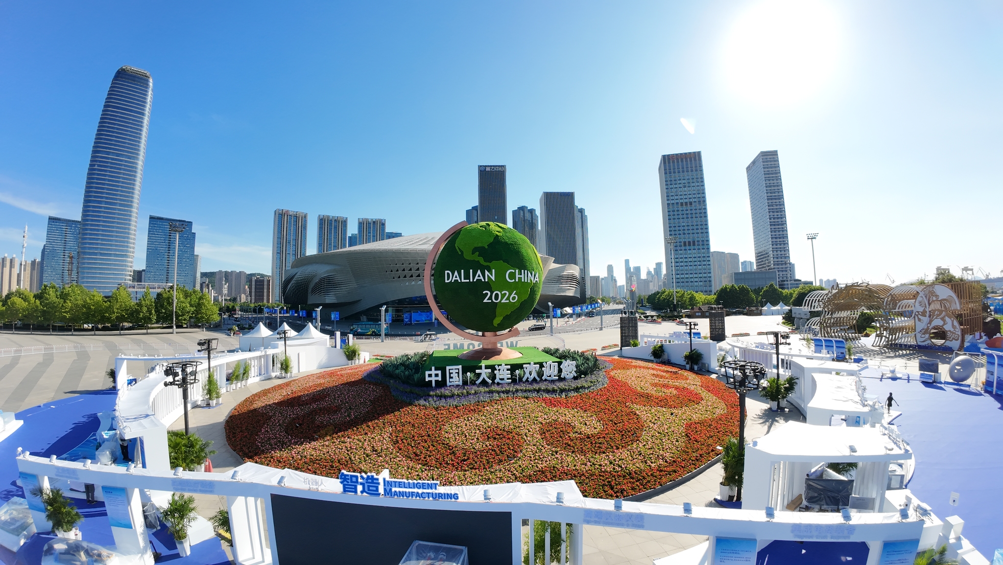 Des décorations florales ornent le lieu principal du Forum d'été de Davos, Centre international de conférences de Dalian, province du Liaoning, Chine, le 22 juin 2026. /VCG