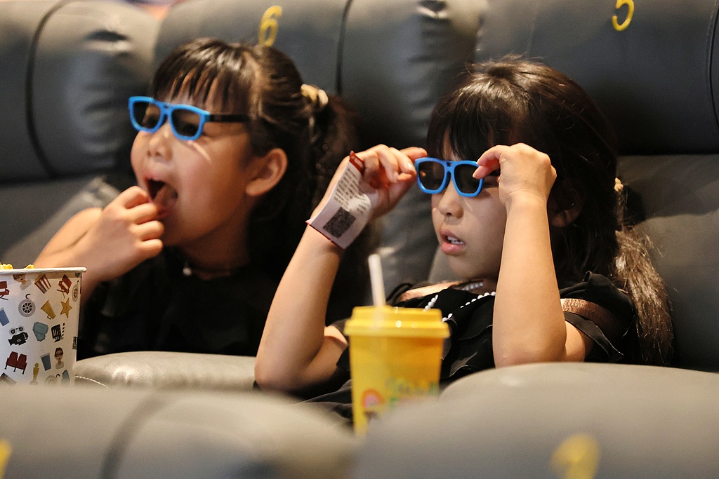 Des enfants regardent un film dans un cinéma à Jiaxing, province du Zhejiang, Chine, le 20 juin 2026. /VCG