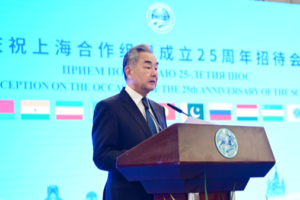 Le ministre des Affaires étrangères chinois participe à une réception marquant le 25e anniversaire de l&rsquo;OCS