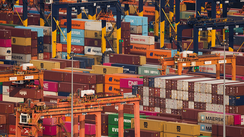 Des conteneurs d'expédition de plusieurs transporteurs internationaux sont empilés parmi des portiques aux terminaux internationaux à conteneurs de Yantian à Shenzhen, dans la province du Guangdong (sud de la Chine), le 15 avril 2026. /VCG
