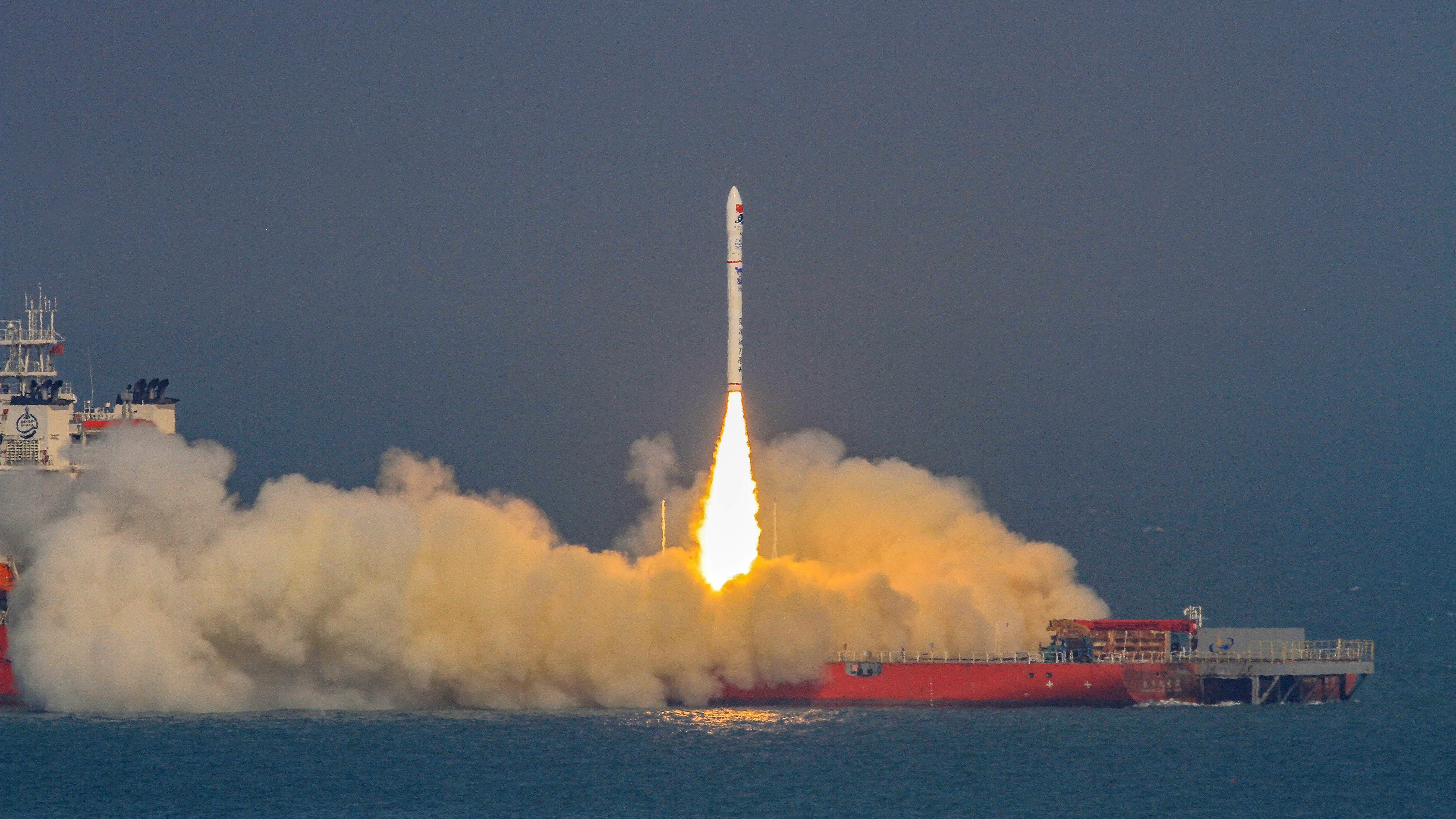 Une fusée porteuse Ceres-1 est lancée depuis le navire de lancement maritime Dongfang Hangtiangang dans la mer Jaune au large de Rizhao, dans la province du Shandong (est de la Chine), le 19 mai 2025. /VCG