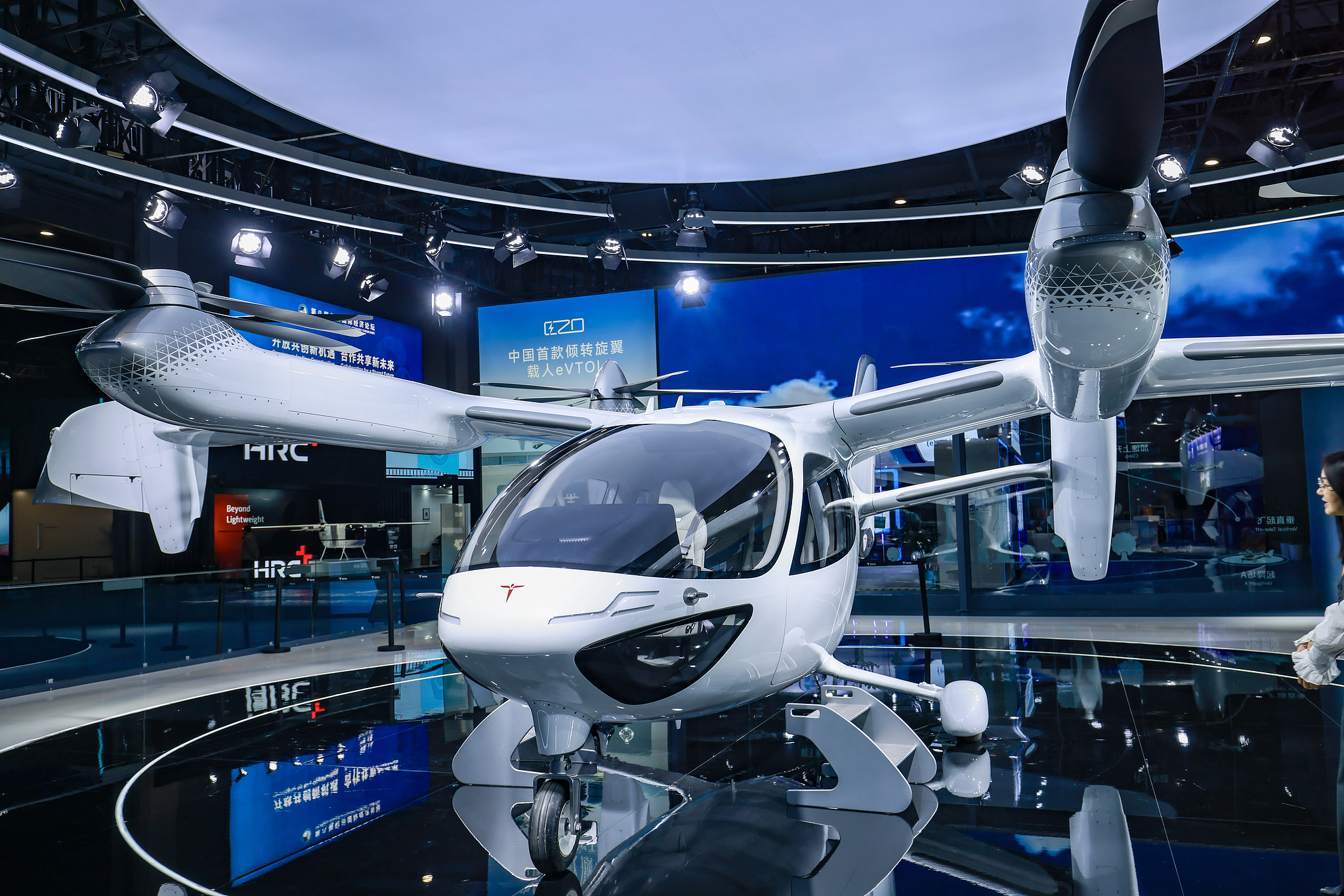 L'avion E20 eVTOL développé par Shanghai TCab Technology Co., Ltd. lors de la 8e China International Import Expo, Shanghai, Chine orientale, le 7 novembre 2025. /VCG