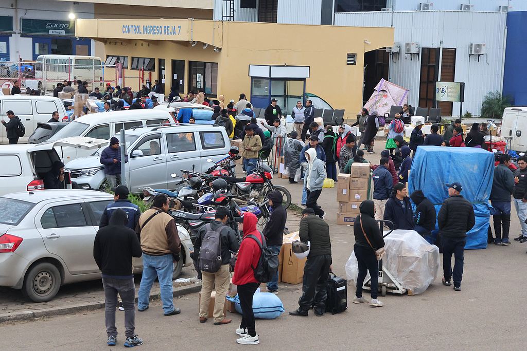 Les chauffeurs de camion et les producteurs bloquent l'accès des marchandises à l'aéroport international de Viru Viru pour exiger que le gouvernement de Rodrigo Paz garantisse le transit gratuit à Santa Cruz, en Bolivie, le 19 juin 2026. /VCG