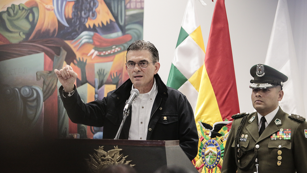 Le président bolivien Rodrigo Paz tient une conférence de presse après avoir signé la promulgation de la loi réglementant l'état d'urgence à La Paz, en Bolivie, le 8 juin 2026. /VCG