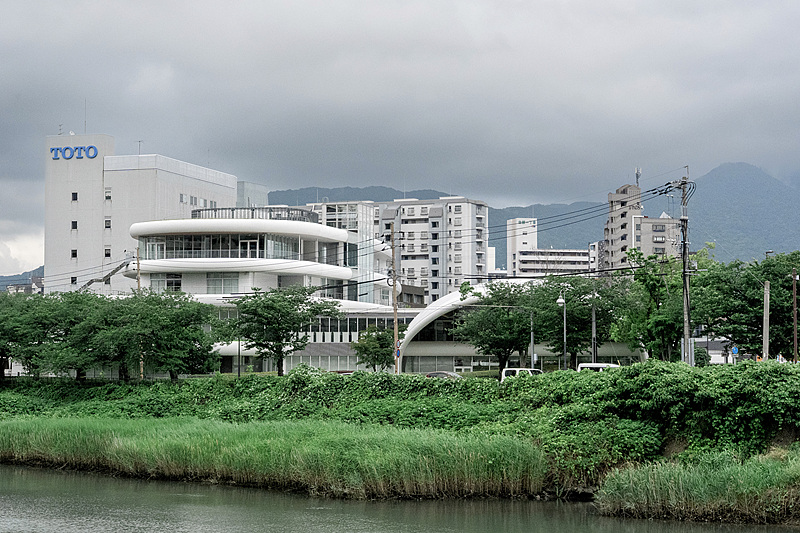 Une usine Toto Ltd., à gauche, et le musée Toto à Kitakyushu, préfecture de Fukuoka, Japon, le 28 mai 2026. /VCG