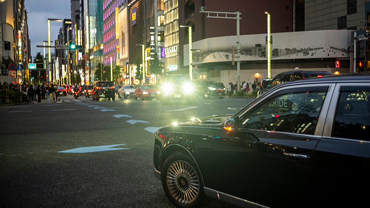 La circulation nocturne traverse le quartier de Ginza à Tokyo alors que les piétons attendent de traverser la rue à Tokyo, au Japon, le 22 mai 2026. /VCG