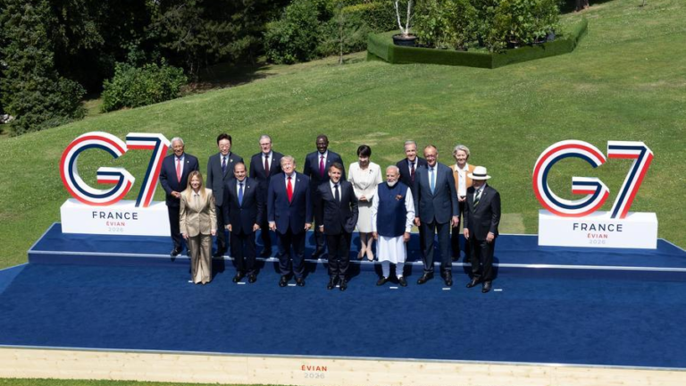Les participants posent pour des photos lors du sommet du Groupe des Sept (G7) à Evian-les-Bains, en France, le 16 juin 2026. /Xinhua