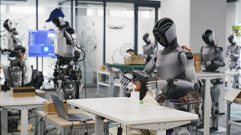 Photo d'archives d'une formation au mouvement des robots en cours dans un laboratoire intelligent de l'Académie des sciences du Henan, à Zhengzhou, dans la province du Henan (centre de la Chine), le 10 mars 2026. /VCG