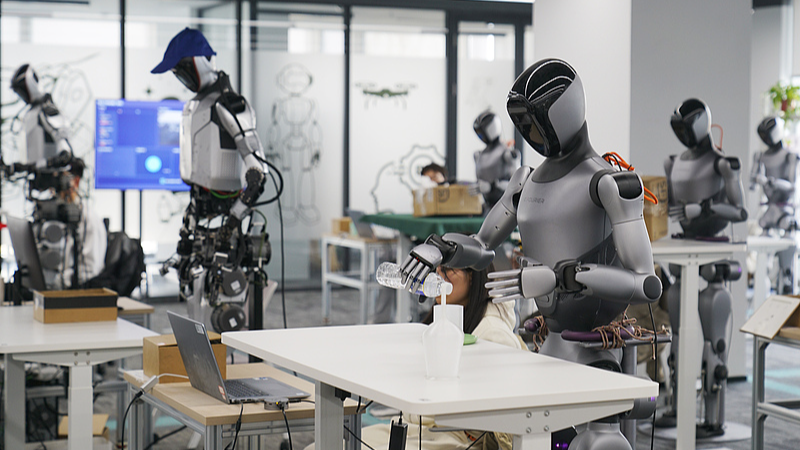 Photo d'archives d'une formation au mouvement des robots en cours dans un laboratoire intelligent de l'Académie des sciences du Henan, à Zhengzhou, dans la province du Henan (centre de la Chine), le 10 mars 2026. /VCG