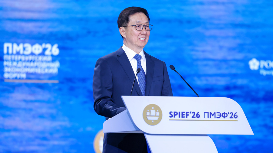 Le vice-président chinois Han Zheng prononce un discours lors d'une session plénière du 29e Forum économique international de Saint-Pétersbourg, à Saint-Pétersbourg, en Russie, le 5 juin 2026. /Xinhua