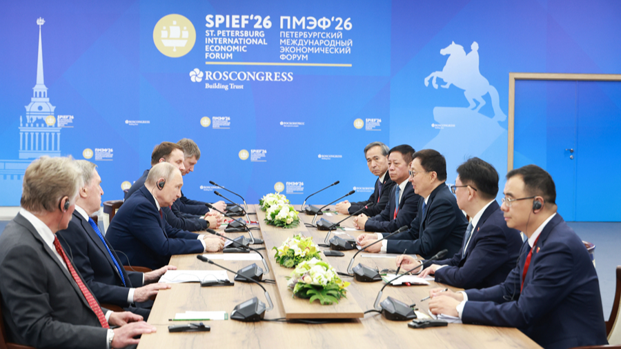 Le vice-président chinois Han Zheng rencontre le président russe Vladimir Poutine au Forum économique international de Saint-Pétersbourg, en Russie, le 5 juin 2026. /Xinhua