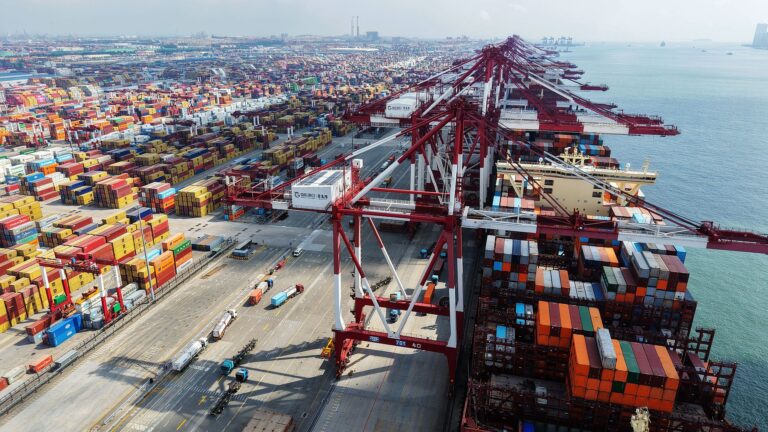 Un port à conteneurs très fréquenté pour le commerce extérieur est opérationnel à Qingdao, province du Shandong, Chine, le 16 juin 2026. /VCG