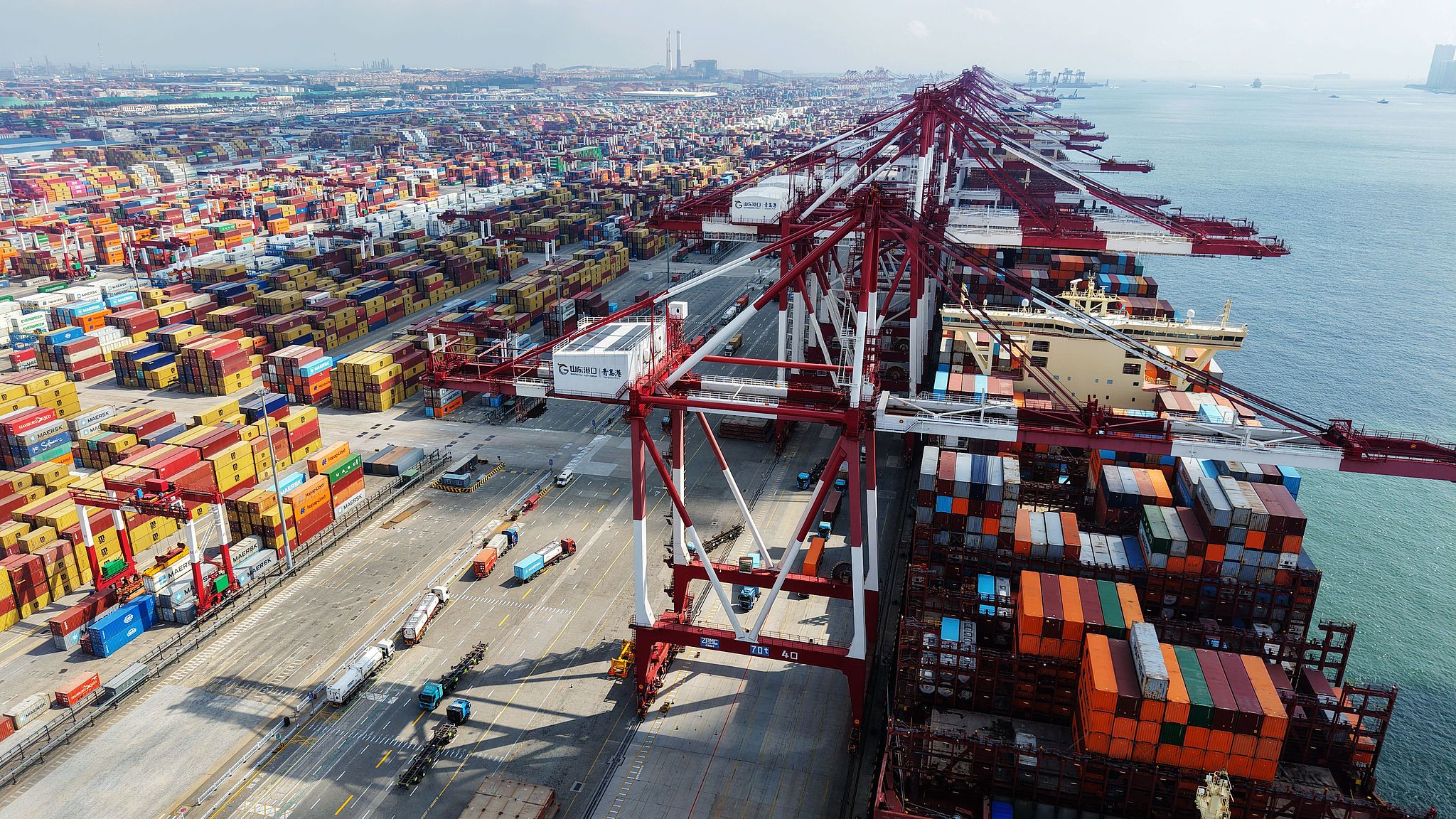 Un port à conteneurs très fréquenté pour le commerce extérieur est opérationnel à Qingdao, province du Shandong, Chine, le 16 juin 2026. /VCG