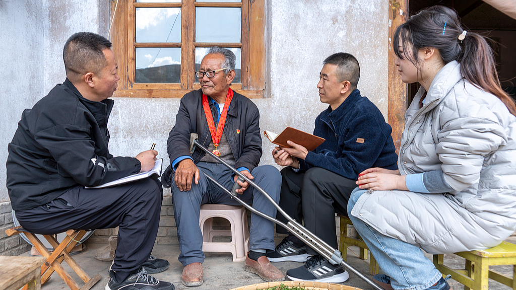 De jeunes membres du PCC rendent visite à un membre vétéran du Parti pour discuter d'une vision correcte de la performance en matière de gouvernance dans le comté de Tongwei, province du Gansu, le 31 mars 2026. /VCG