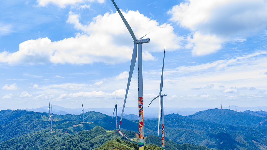 Des éoliennes fonctionnent au parc éolien de Huineng, dans la ville de Wuzhou, dans la région autonome Zhuang du Guangxi (sud de la Chine), le 10 juin 2026. /VCG