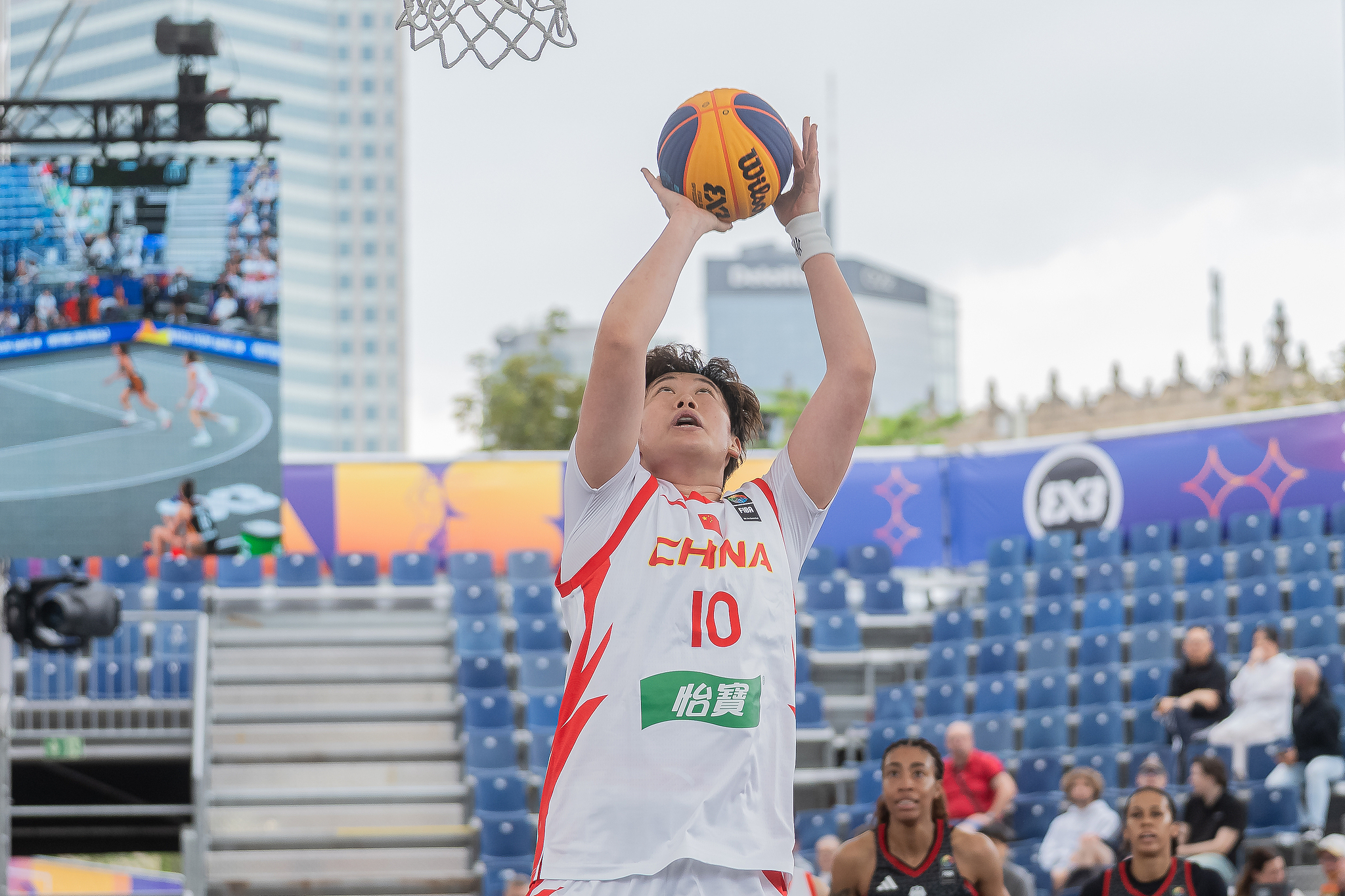 La Chinoise Zhang Zhiting (#10) tire contre l'Allemagne lors d'un match féminin de la Poule C lors de la Coupe du Monde FIBA ​​3×3 à Varsovie, Pologne, le 1er juin 2026. /VCG