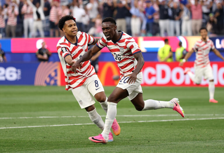 Folarin Balogun (#20) des États-Unis célèbre le deuxième but de son équipe lors du match du groupe D de la Coupe du monde entre les États-Unis et le Paraguay au stade de Los Angeles en Californie, le 12 juin 2026. /VCG