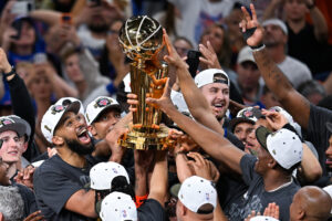 Les New York Knicks achèvent leur retour et remportent leur premier titre NBA en 53 ans