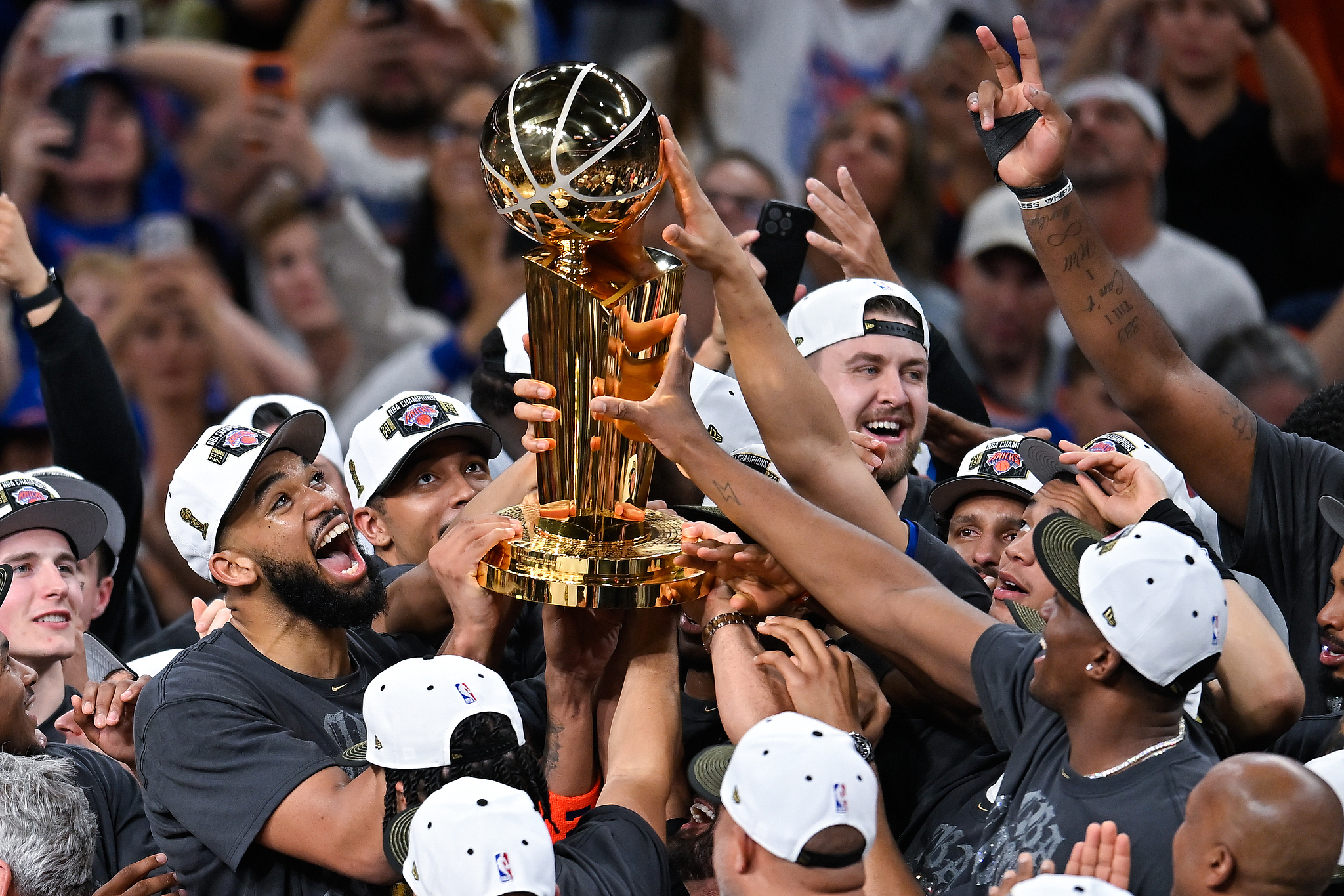Les joueurs des Knicks de New York célèbrent après avoir battu les San Antonio Spurs 94-90 lors du cinquième match de la finale NBA et remporté le championnat NBA au Frost Bank Center de San Antonio, Texas, le 13 juin 2026. /VCG