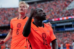 Les Pays-Bas se qualifient pour les huitièmes de finale de la Coupe du monde, le Japon affrontera le Brésil